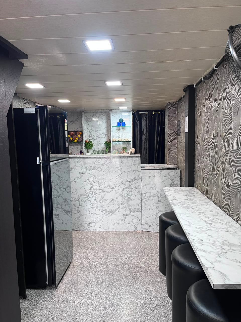 Counter and seating at Doodee's